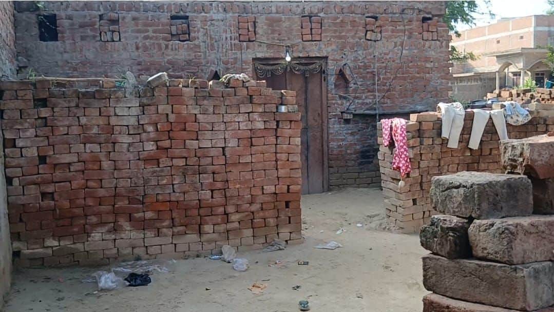 डलमऊ कोतवाली क्षेत्र के पूरे रजऊ मजरे मुस्तफाबाद गांव में शनिवार को प्रेमी की हत्या के बाद हत्य