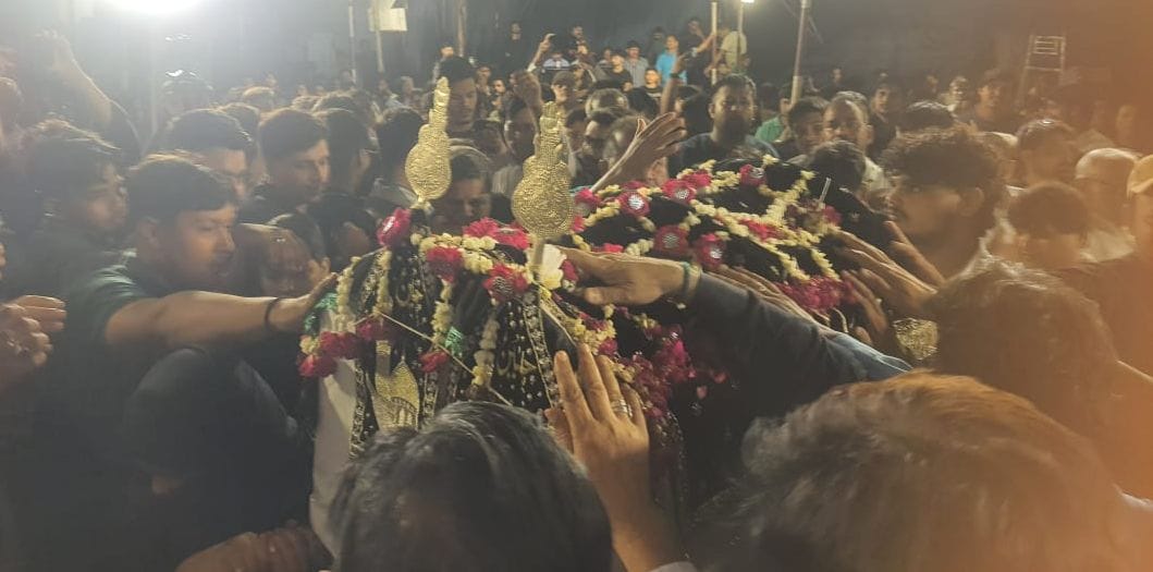 Siddharthnagar News: Mourning procession featuring the 'Alam' taken out in Benwa on the seventh day of Chehlum