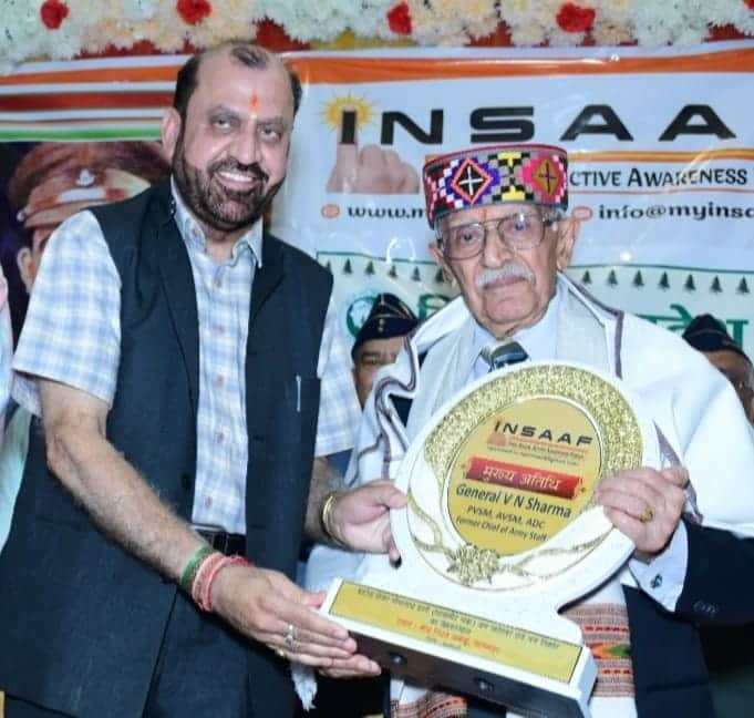 डाढ़ में आयोजित एक कार्यक्रम में जनरल वीएन शर्मा को सम्मानित करते इंसाफ संस्था के अध्यक्ष प्रवी