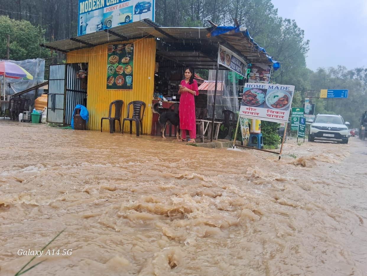 Highway turns into a drain after an hour of rain; water enters hotels and shops.