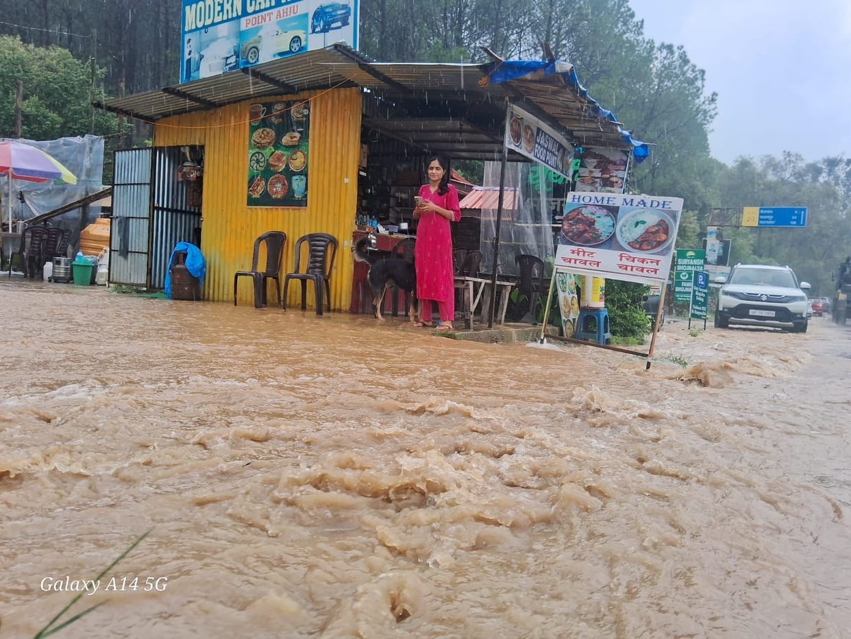 Highway turns into a drain after an hour of rain; water enters hotels and shops.