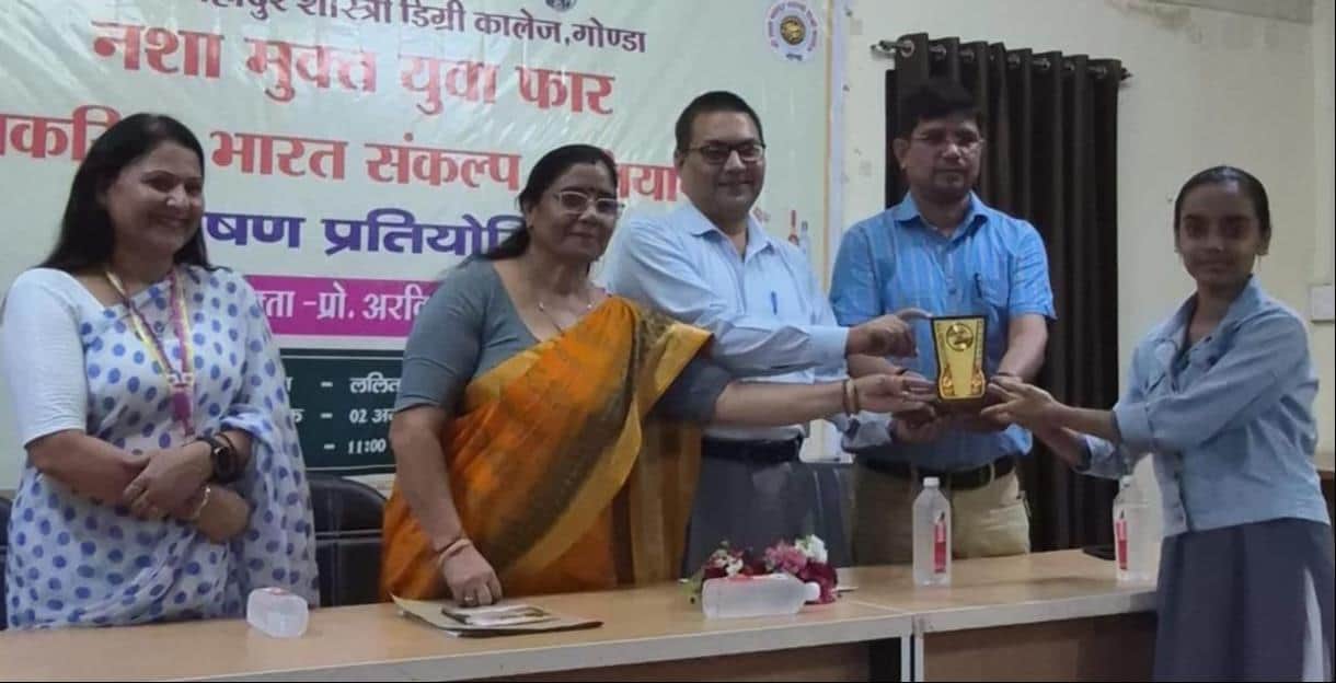 एलबीएस महाविद्यालय में प्रतियोगिता में विजयी छात्रा को सम्मानित करते शिक्षक। स्रोत: महाविद्याल