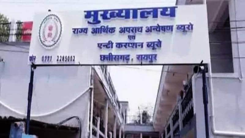 EOW की टीम शराब घोटाले के मामले में जप्त किए अहम दस्तावेज।
