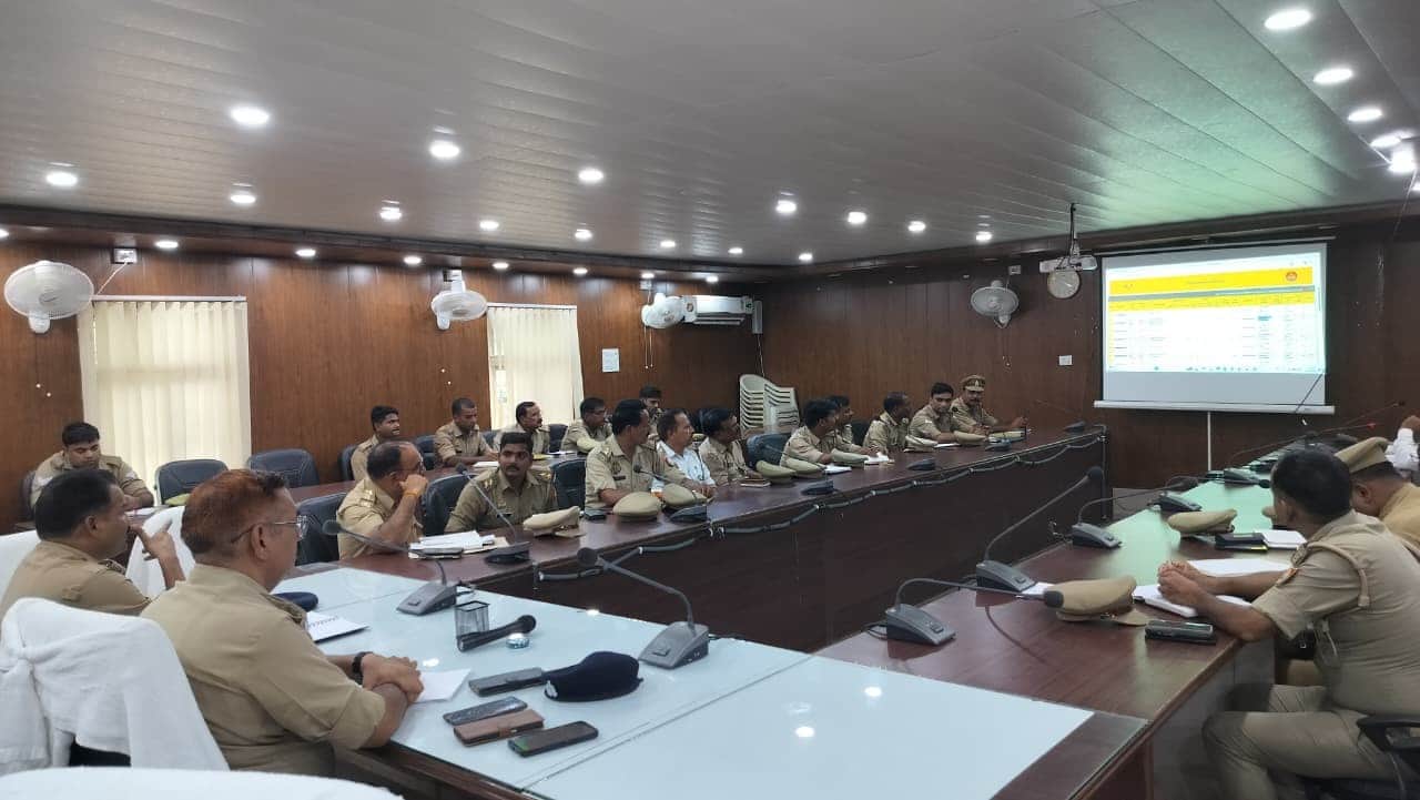 एसपी कार्यालय में आयोजित गोष्ठी में जानकारी देते एएसपी।