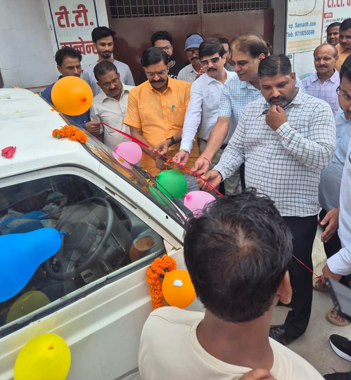 फॉल्ट लोकेटर मशीन का शुभारंभ करते विधायक व एसई। संवाद