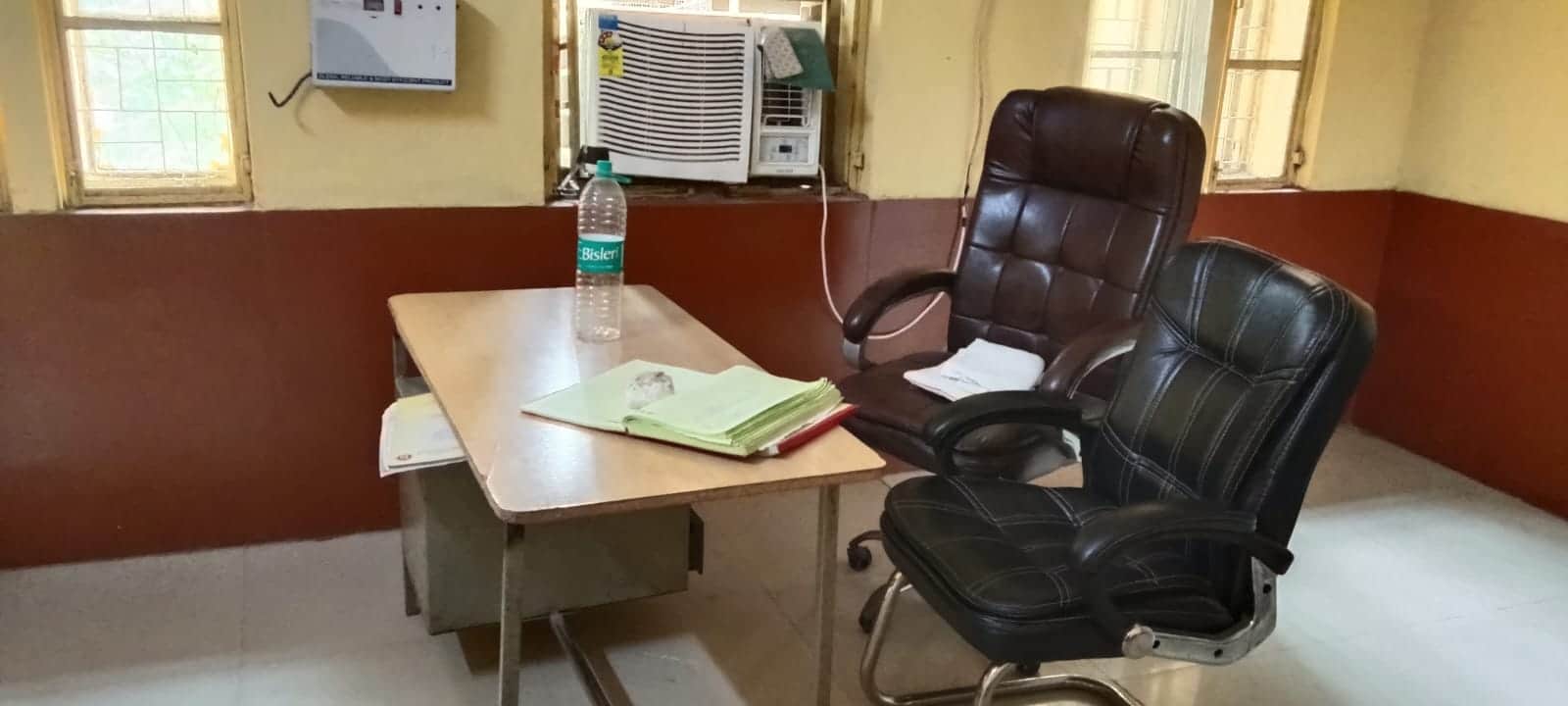 फोटो 10 सर्जन कक्ष में खाली पड़ी कुर्सियां। संवाद
