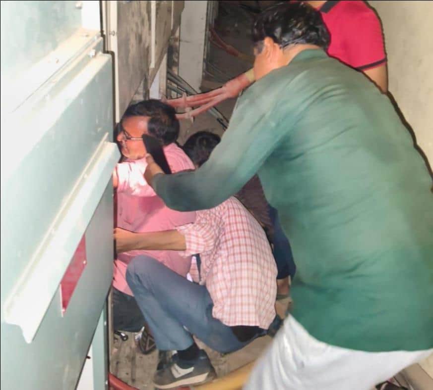 फोटो 15::: सुंदरपुर बिजलीघर पर वीसीबी पैनल को ठीक करते बिजली निगम के कर्मचारी। स्रोत-बिजली निगम