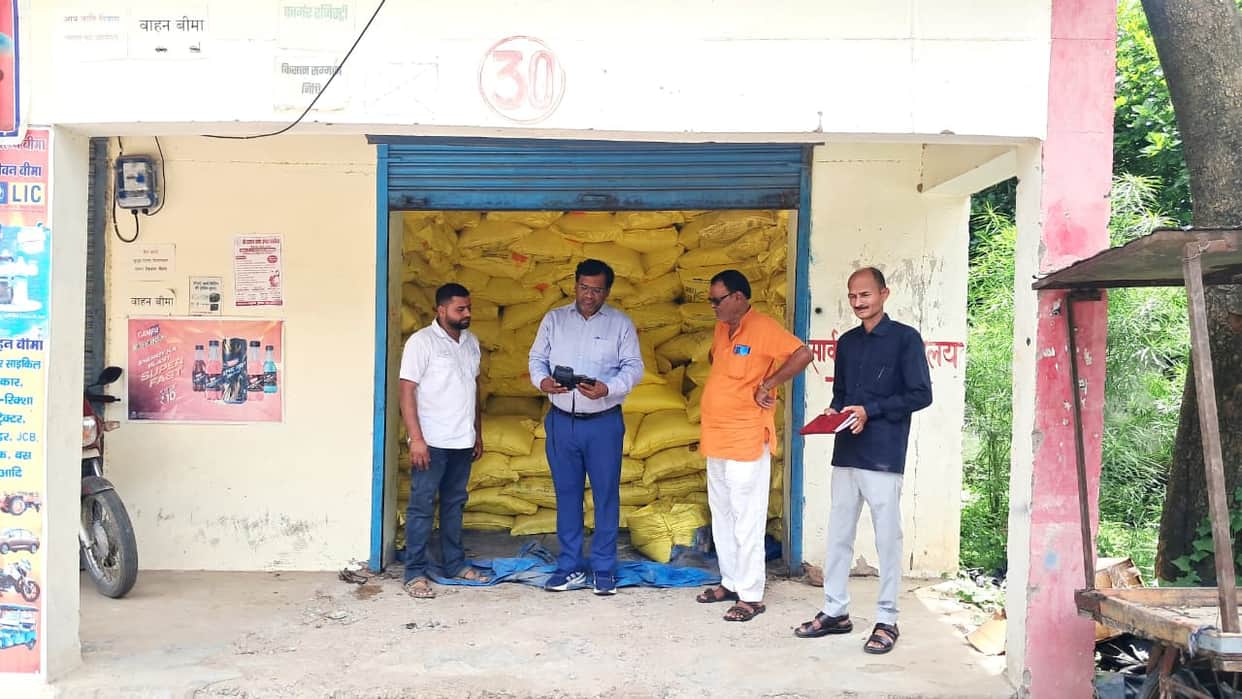 Licenses of six shops suspended for black marketing of fertilizer.
