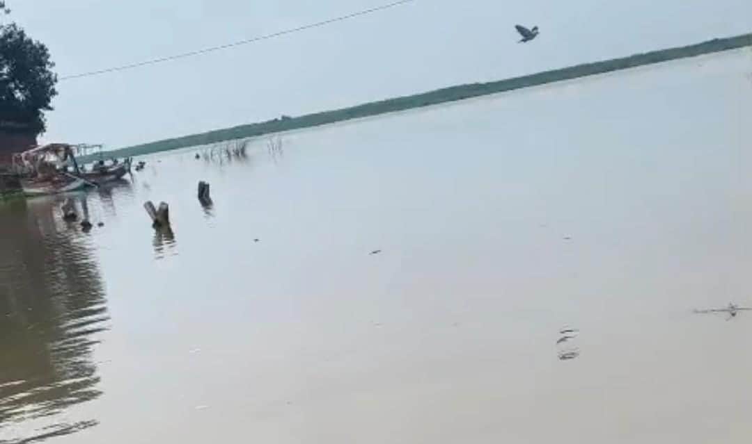 The gradual rise in the water level of the Ganges River has increased the villagers' anxiety.