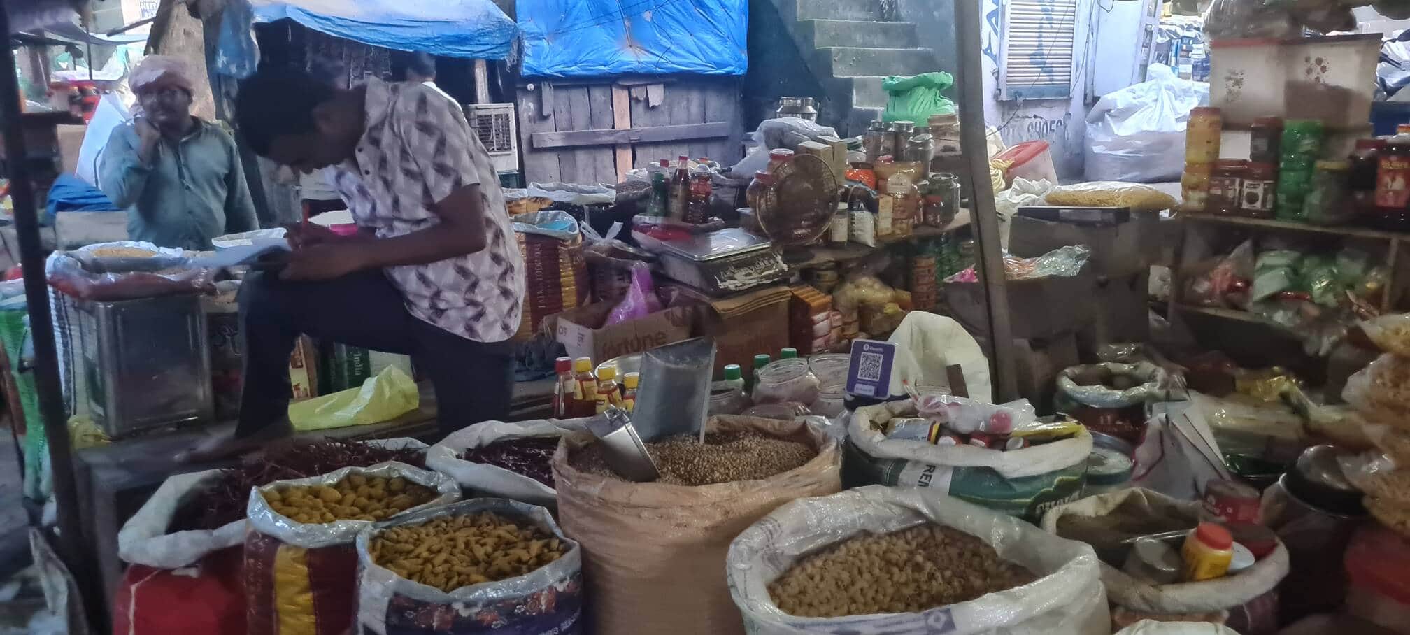 फोटो-3 कमालगंज में मसालों की लगी दुकानें। संवाद