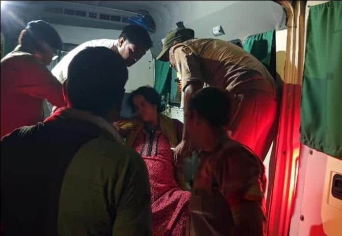 फोटो 34: भरथना स्टेशन से गर्भवती महिला को एंबुलेंस में बैठाते सुरक्षाकर्मी। स्रोत विभाग