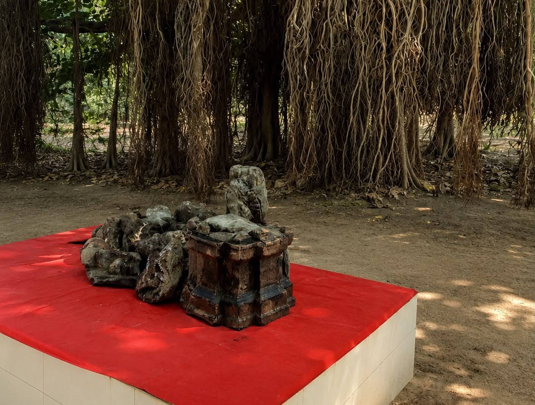 फोटो 5- पूर्व में चबूतरे पर रखी मूर्तियां। संवाद