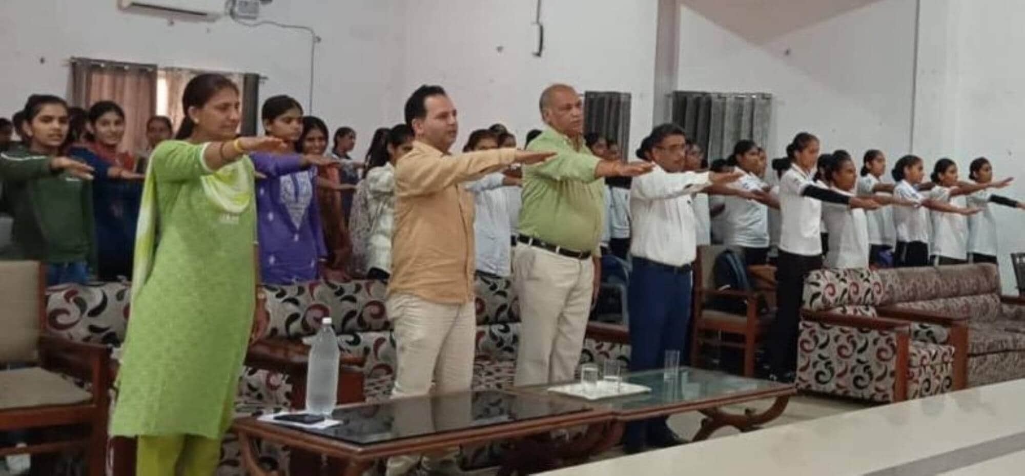 फोटो - राजकीय महिला महाविद्यालय में नशे के प्रति जागरूकता फैलाने की शपथ लेते हुए शिक्षक और छात्