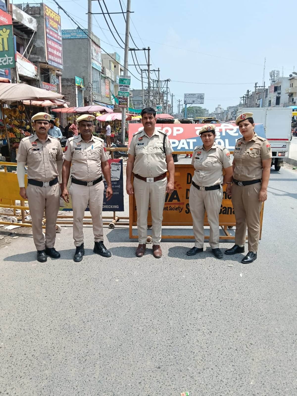 फोटो :: सोनीपत के बहालगढ़ चौक पर तैनात पुलिस बल। स्रोत पुलिस प्रवक्ता