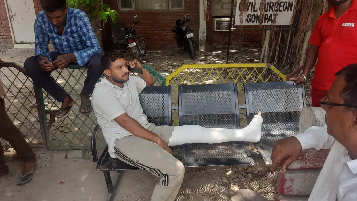 Canter hits vehicle carrying youths bound for Haridwar; one dead.