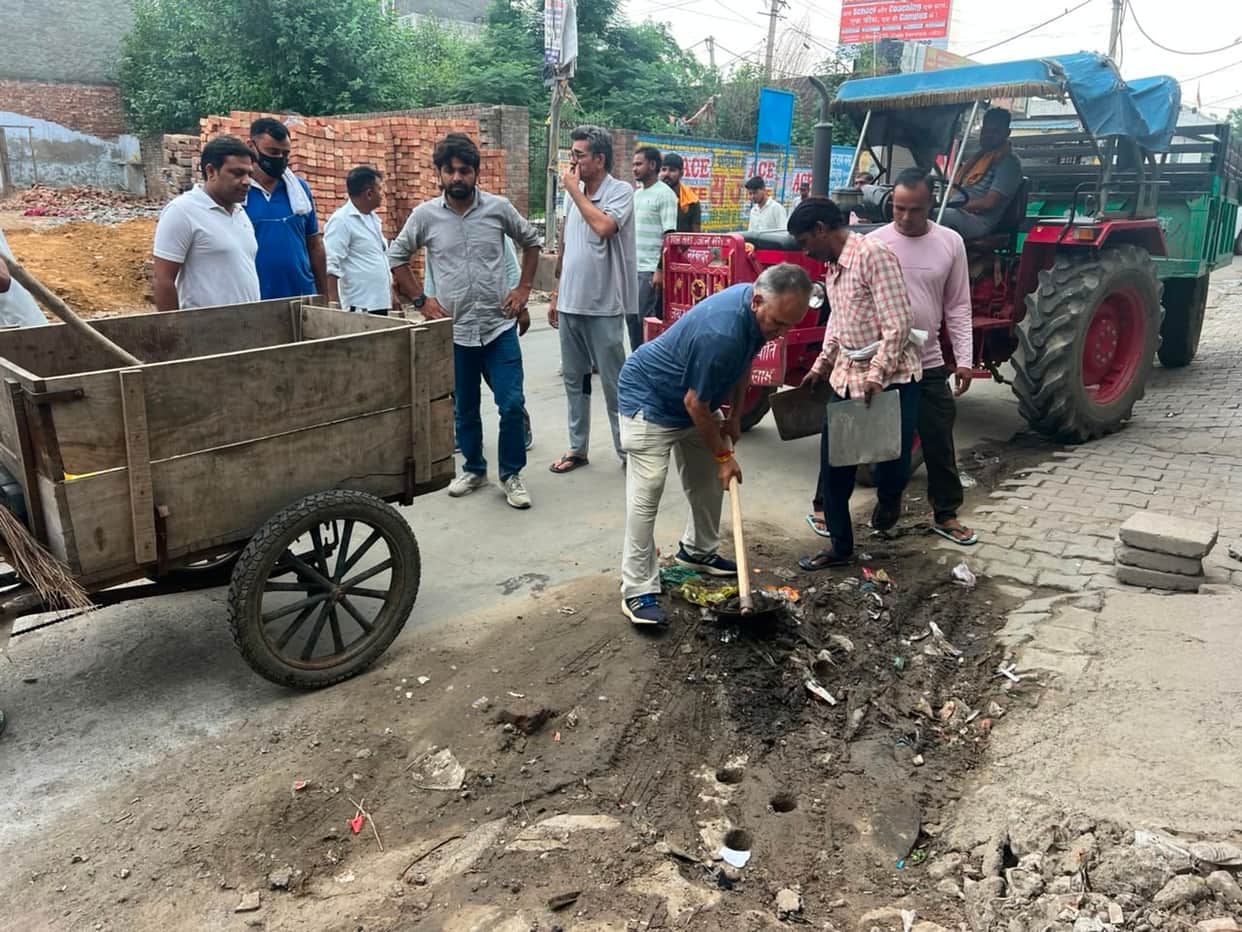 Mayor Rajiv Jain contributed to the cleanliness drive through voluntary labor.