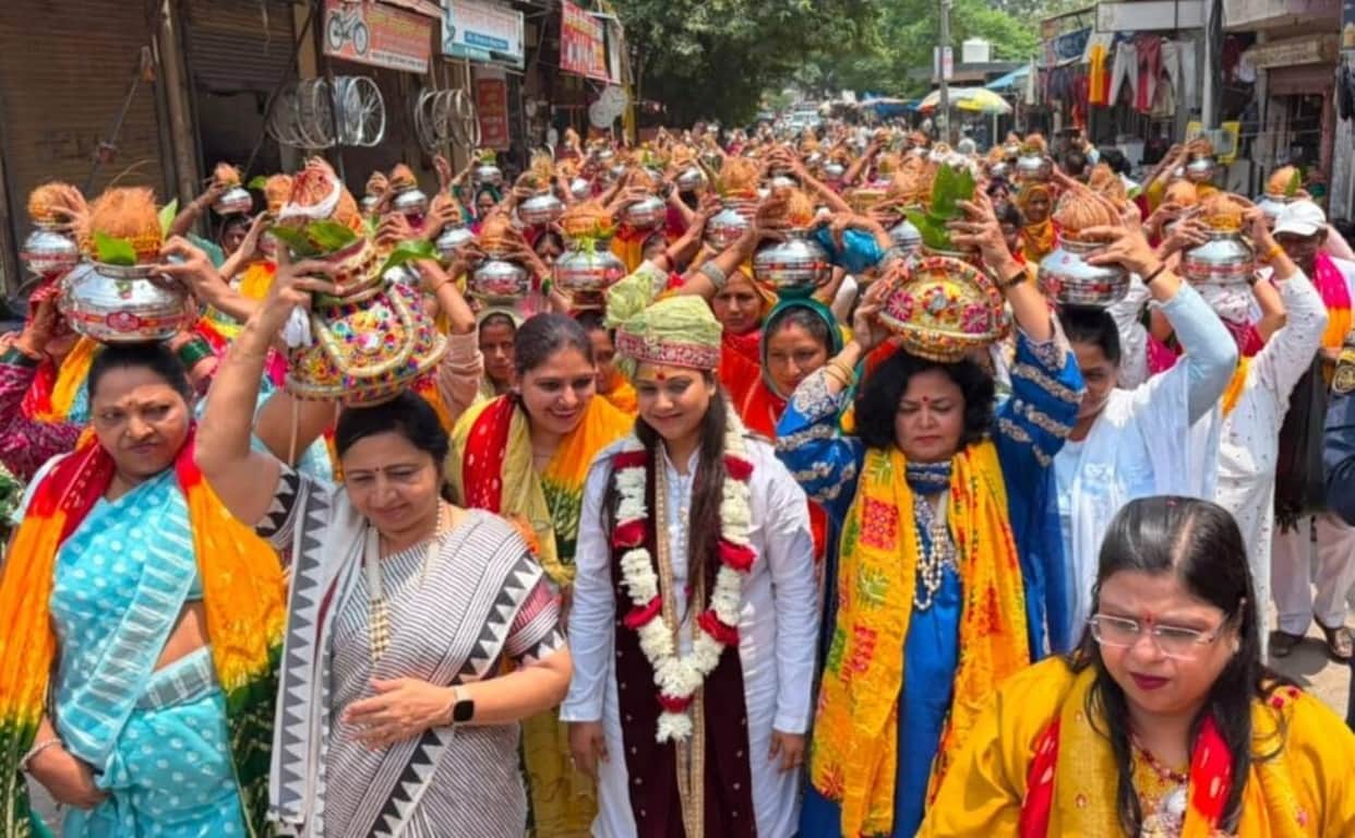 At the commencement of the religious discourse, 401 women took out a Kalash Yatra.