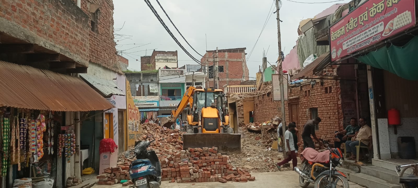 गौराबादशाहपुर के बारी मोड़ पर चली जेसीबी हटा अतिक्रमण। संवाद
