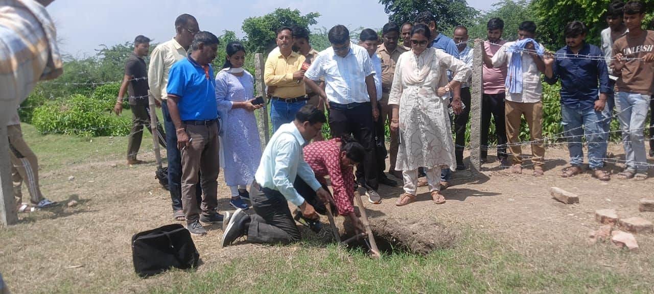 हरचंदपुर के ओई गांव में सुरंग में सीढ़ी लगाकर उतरने का प्रयास करती पुरातत्व विभाग की टीम। 