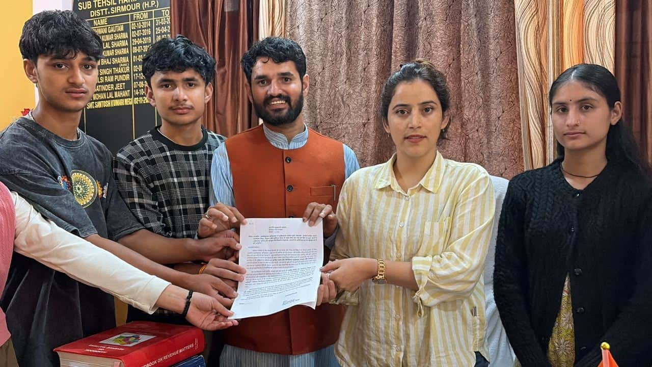 हरिपुरधार में नायब तहसील के माध्यम से मुख्यमंत्री को ज्ञापन भेजते विद्यार्थी। स्रोत : संगठन