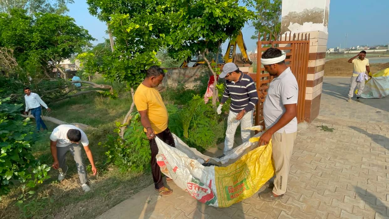 SDM personally picked up trash and motivated villagers to maintain cleanliness.