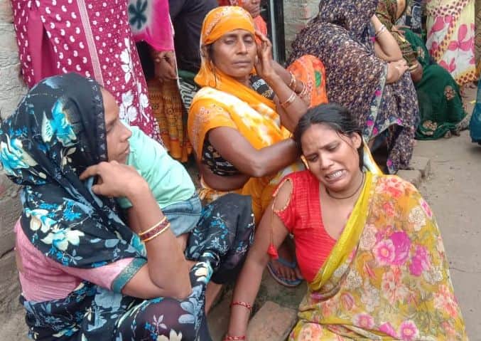 हिंदूनगर में अशोक व राकेश के शव पहुंचने पर बिलखतीं मां व बहन और माैके पर माैजूद ग्रामीण्। संवाद