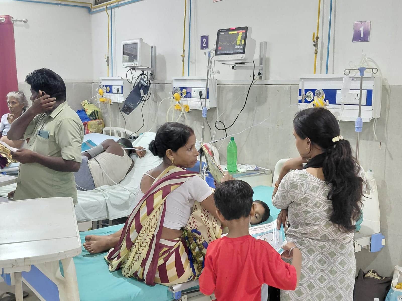 इमरजेंसी वार्ड में मरीजों के साथ तीमारदार। संवाद