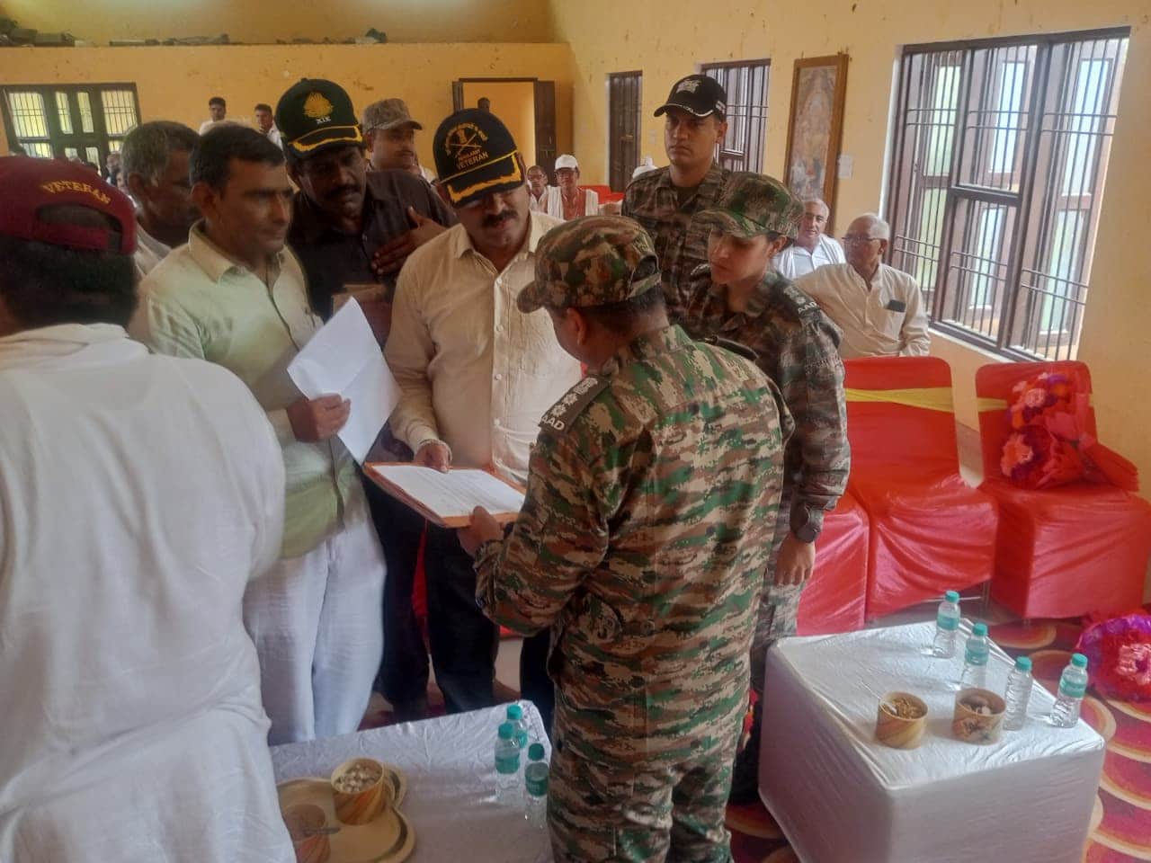जांगडा धर्मशाला में पूर्व सैनिकों की समस्याएं सुनते हुए सेना के अधिकारी।