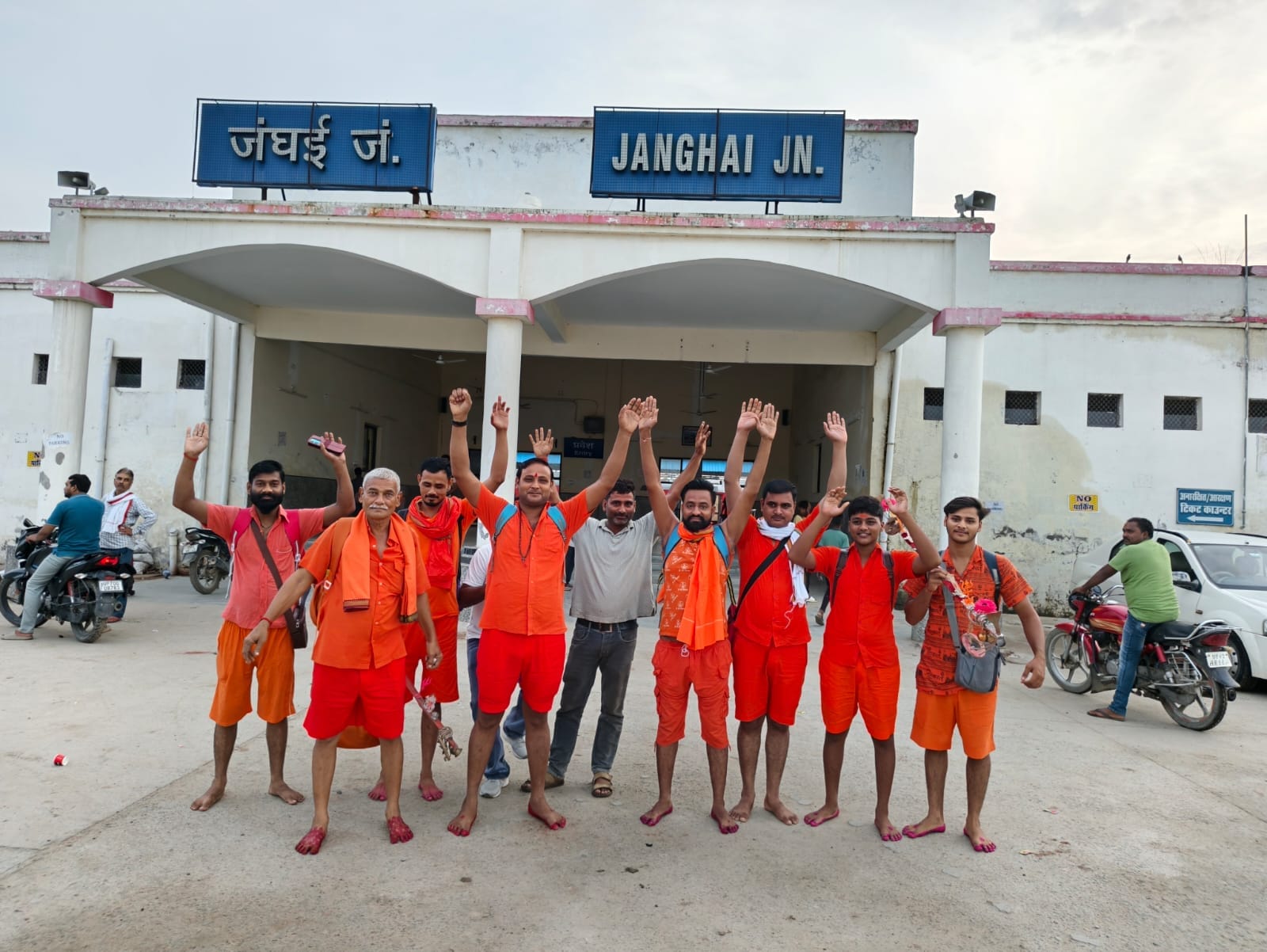 जंघई स्टेशन से रवाना होते कावरियां। संवाद