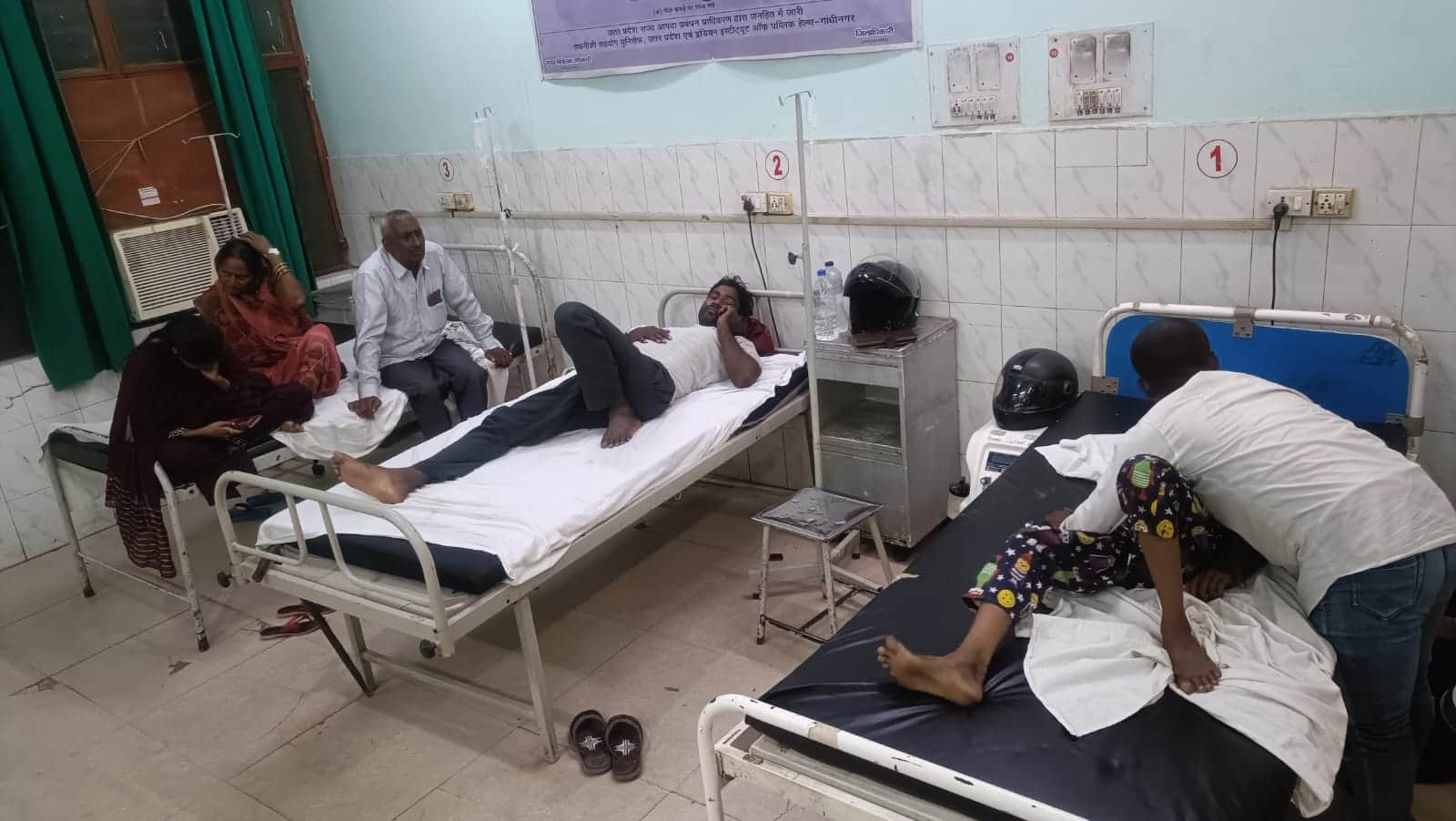जिला अस्पताल के इमरजेंसी वार्ड में रविवार को सांप के काटने पर उपचार के लिए भर्ती मरीज।संवाद