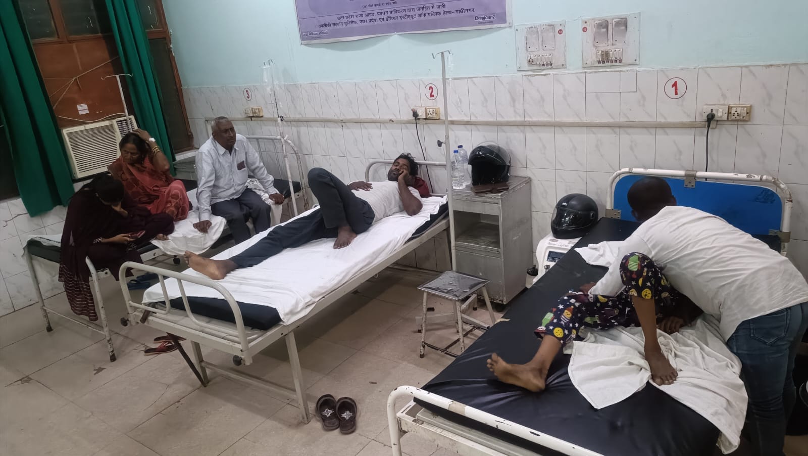 जिला अस्पताल के इमरजेंसी वार्ड में रविवार को सांप के काटने पर उपचार के लिए भर्ती मरीज।संवाद