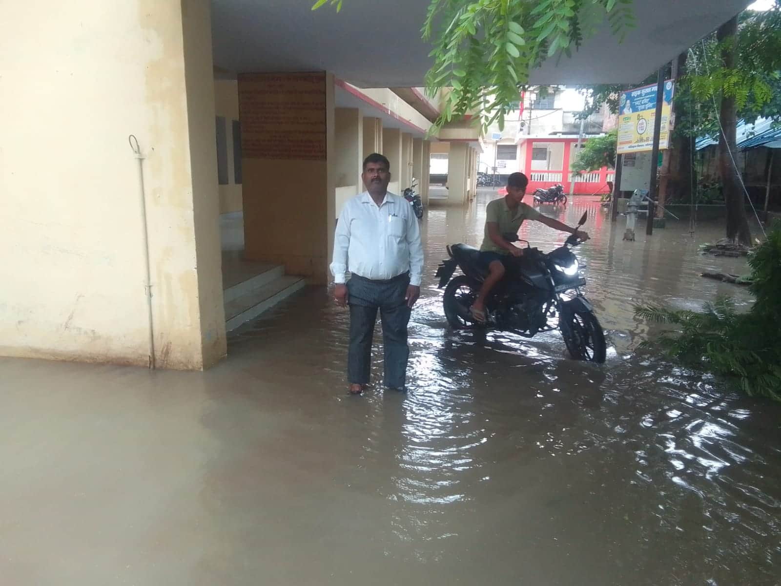 जल निकासी के अभाव में हल्की बरसात होने पर बदलापुर तहसी ल परिसर में जमा पानी। संवाद