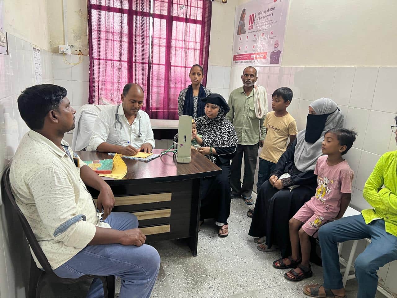 जलालपुर महिला अस्पताल में संचालित प्राथमिक स्वास्थ्य केंद्र अर्बन में रविवार को मरीजों की जांच 