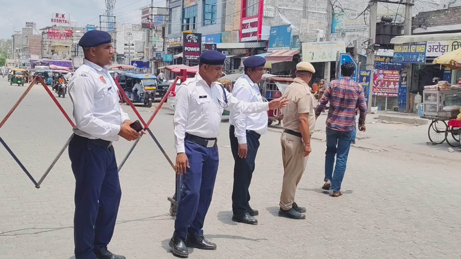 जीटी रोड पर बैरिकेड्स लगााकर तैनात पुलिस। संवाद