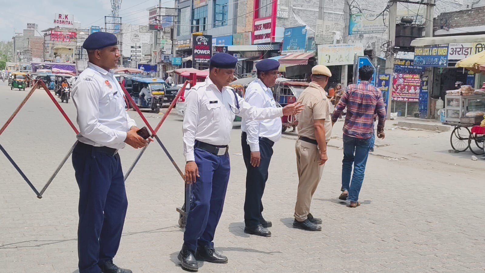 जीटी रोड पर बैरिकेड्स लगााकर तैनात पुलिस। संवाद