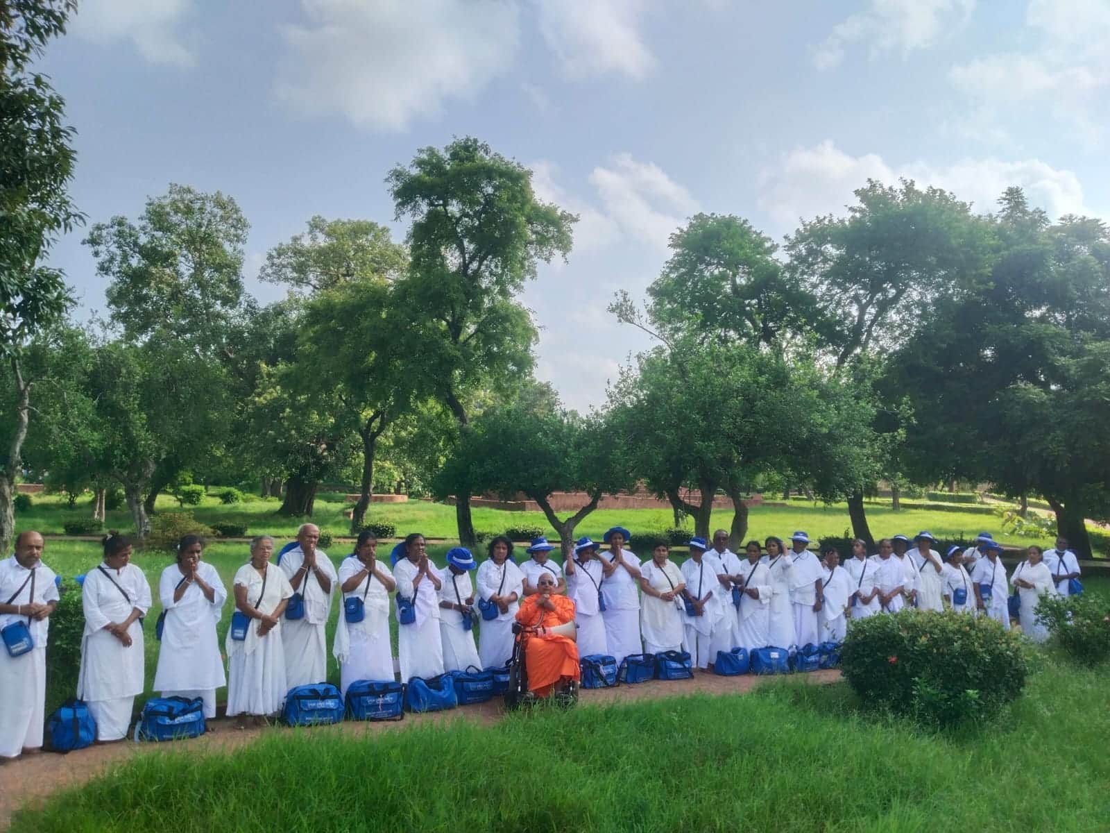 जेतवन परिसर में आयोजित सभा के दौरान मौजूद अनुयायी।