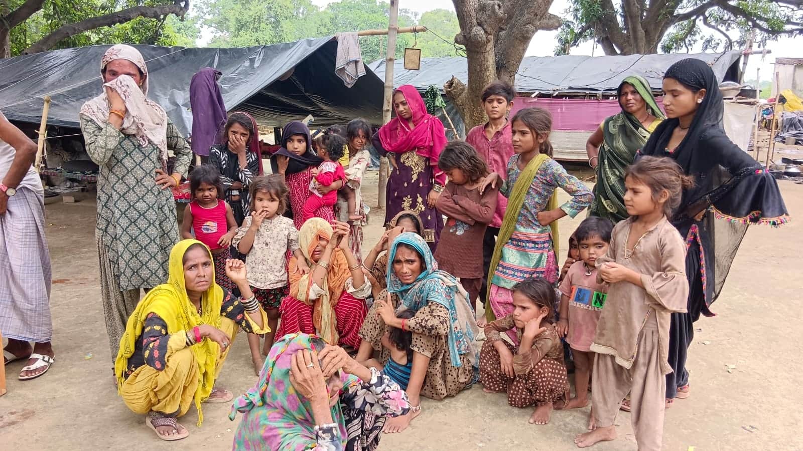 कछवां के आही गांव में गुलाब फूल के खेत में  कंकाल मिलने के बाद रोते परिजन।  स्रोत- संवाद