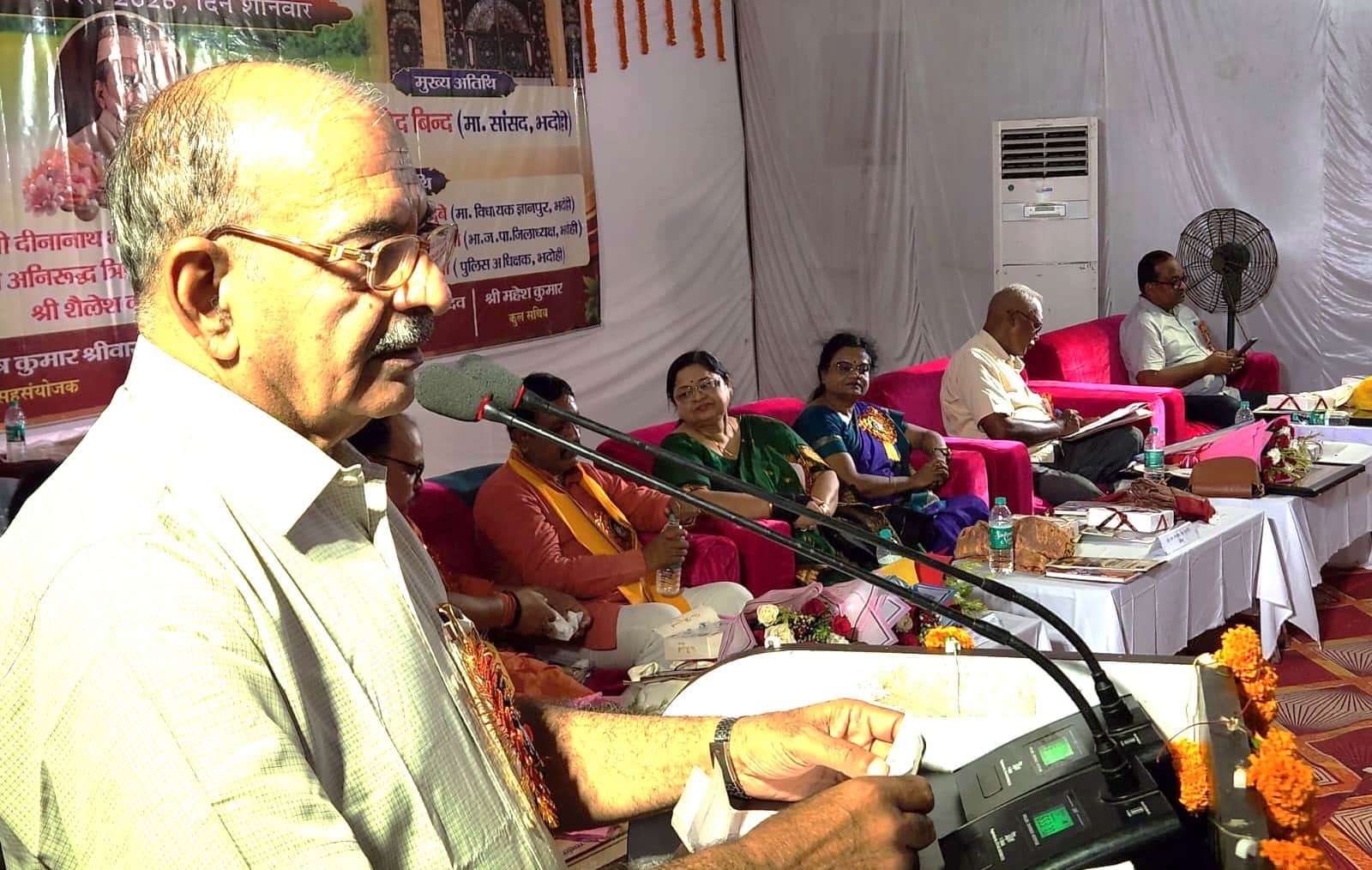 केएनयू में कार्यक्रम को संबोधित करते विशिष्ट वक्ता डॉ.भारतेन्दु द्विवेदी। संवाद