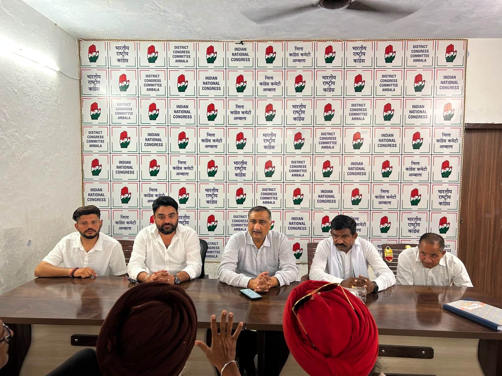 कांग्रेस नेताओं को एसआईआर के लिए जानकारी देते पदाधिकारी। प्रवक्ता