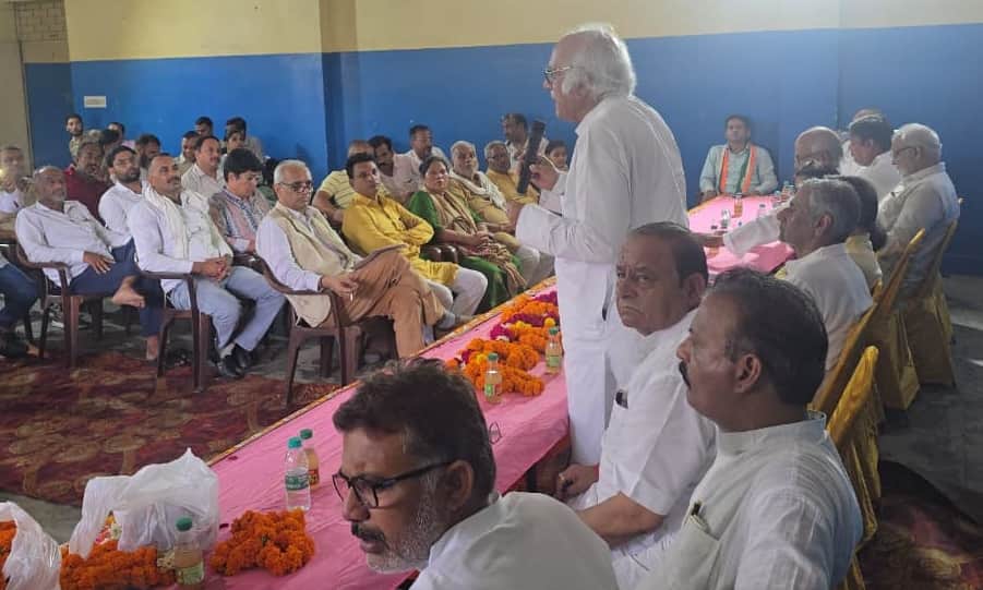 कांग्रेस पार्टी की बैठक में बोलते पदाधिकारी।स्रोत कांग्रेस