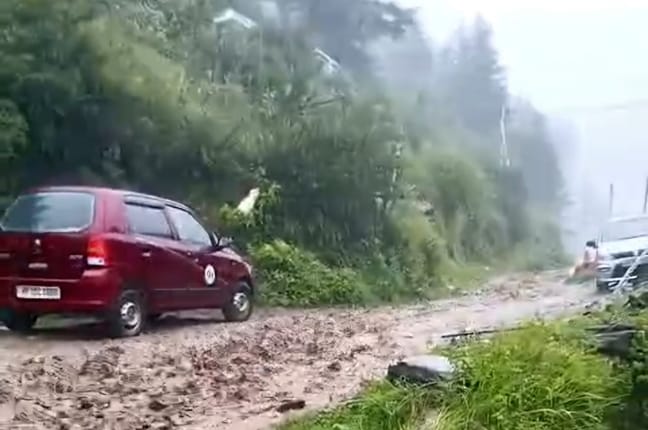 कुल्लू के खनांग सड़क पर भारी बारिश के बाद मार्ग पर बह रहा पानी।-संवाद