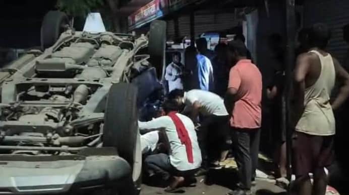 कलवारी चौराहे पर पिकअप और स्कॉर्पियो की टक्कर में पलटी स्कार्पियो-संवाद