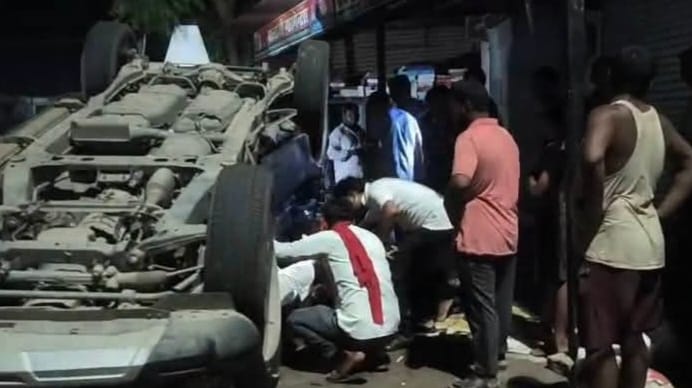 कलवारी चौराहे पर पिकअप और स्कॉर्पियो की टक्कर में पलटी स्कार्पियो-संवाद