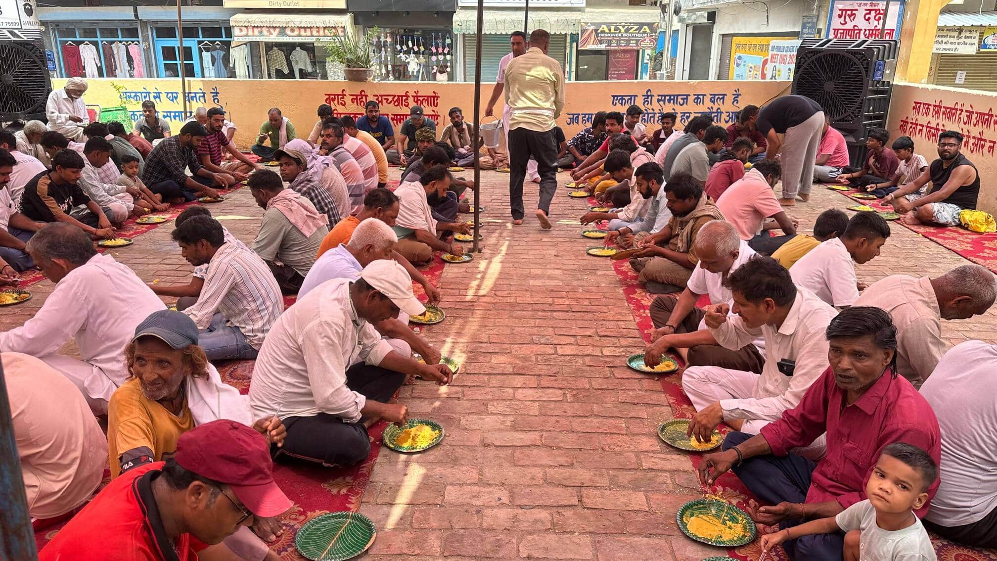 कुम्हार धर्मशाला में आयोजित भंडारे में प्रसाद ग्रहण करते श्रद्वालु।  आयोजक
