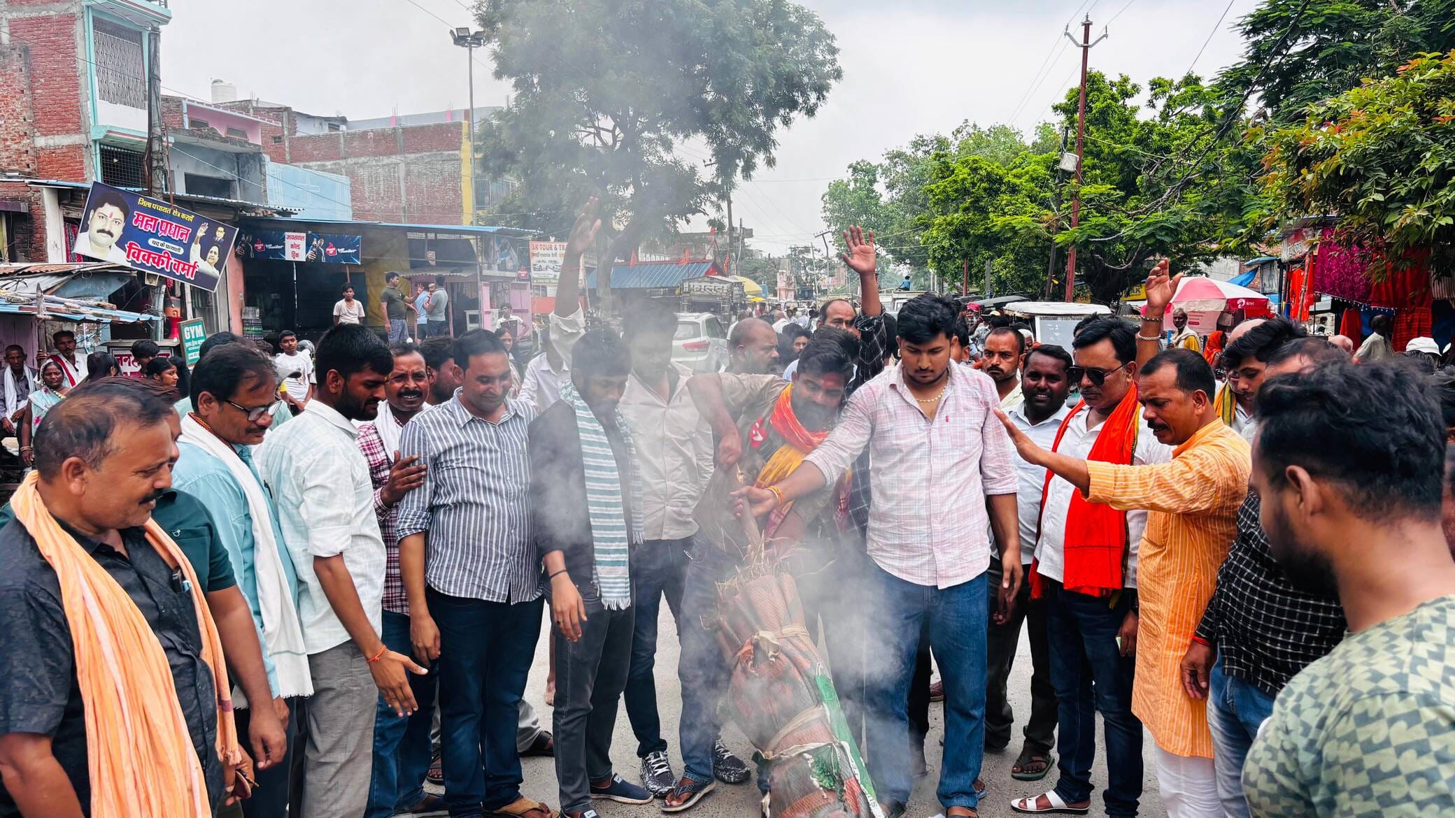 करहां में पप्पू यादव व अवधेश प्रसाद का पुतला दहन करते भाजपा कार्यकर्ता।संवाद