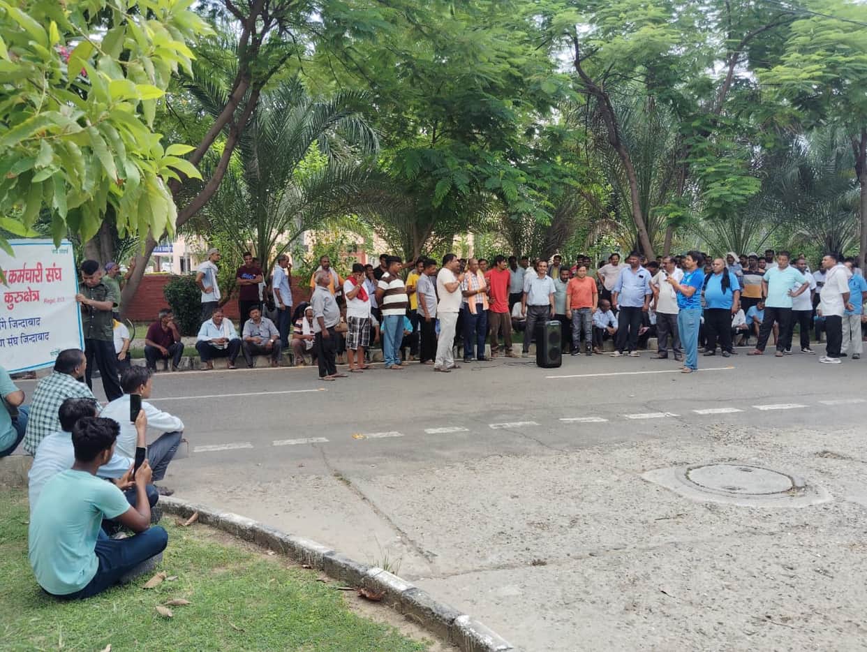 Mess workers raised slogans outside the warden's residence.