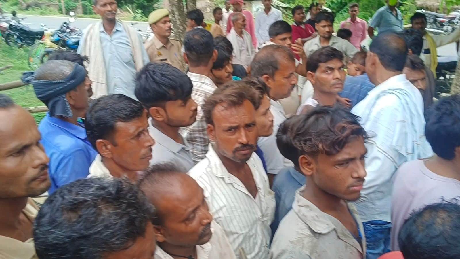 किशोरी का शव मिलने के बाद मौके पर जमा भीड़