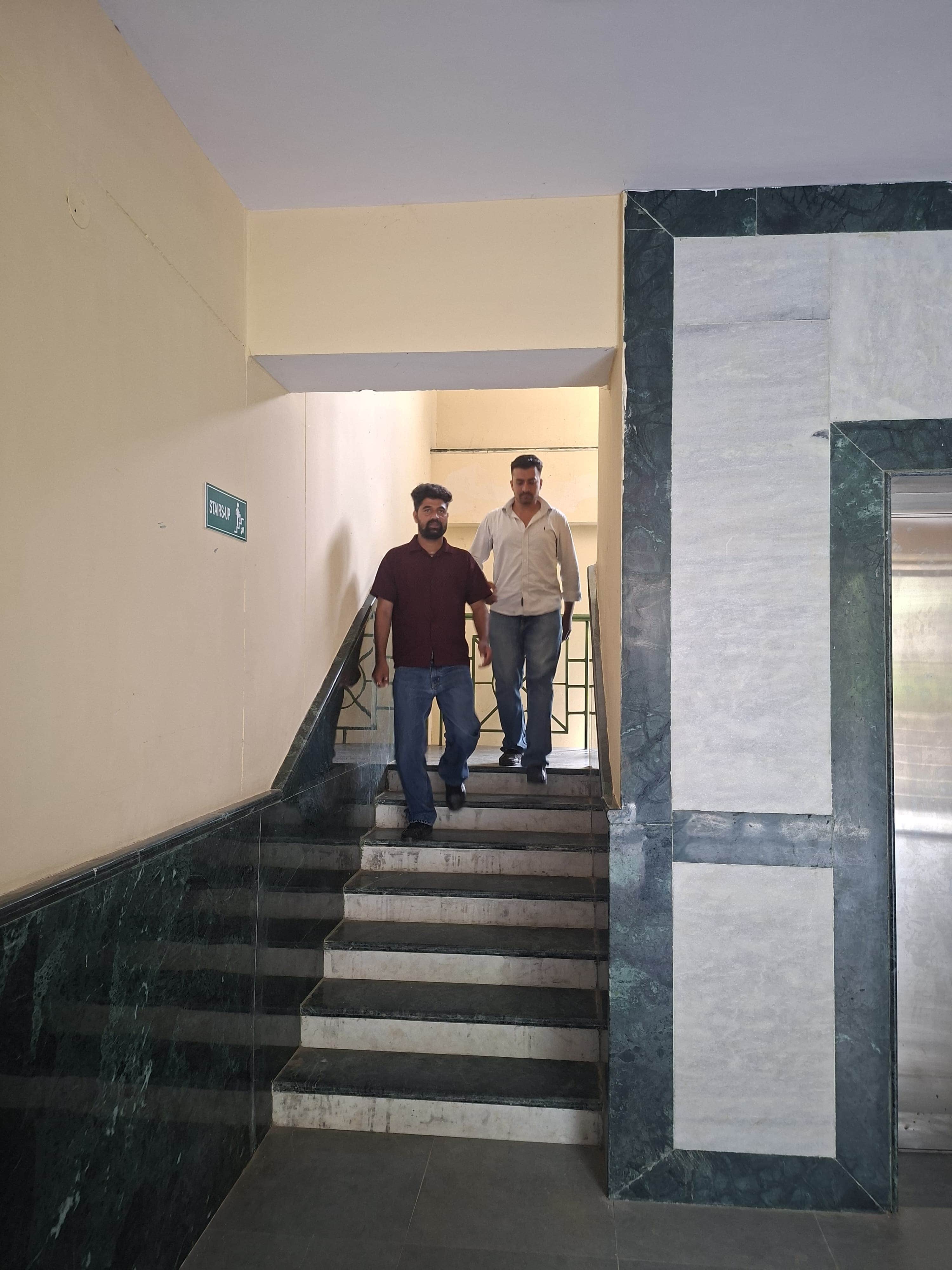 कोटखाई के विकास भवन में लिफ्ट खराब होने के चलते सीढ़ियों से उतरते लोग। संवाद
