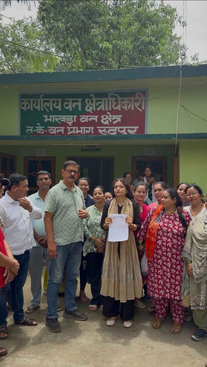 कठघरिया में ज्ञापन देते ग्रामीण।  स्रोत स्वयं