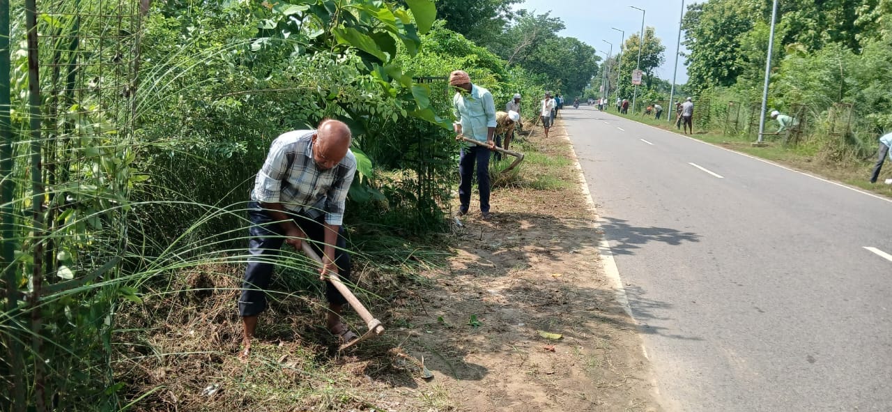 कांवड़ मार्ग भदेश्वरनाथ सड़क पटरी की सफाई करते सफाई कर्मी संवाद